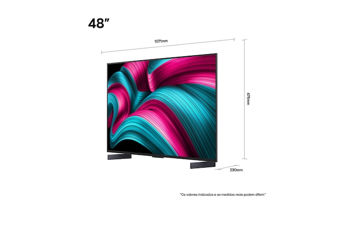 Sala de estar com uma LG OLED TV montada na parede. A TV exibe uma cadeia de montanhas contra um céu escuro e estrelado. A cena é dividida ao meio para mostrar como a tecnologia Preto perfeito oferece níveis de preto verdadeiros, independentemente de estar claro ou escuro ao seu redor. Um lado da cena mostra uma versão mais opaca e acinzentada da paisagem, a tela denominada Preto imperfeito. Do outro lado, há uma imagem mais agradável, com uma faixa dinâmica maior de pretos e brancos. Esta é a tela denominada Preto perfeito. O logotipo de certificação também é visível: a tecnologia Preto perfeito oferece níveis de preto menores ou iguais a 0,24 nit até 500 lux. Há um balão de texto ao seu lado que diz: verifique a marca de certificação Preto perfeito.