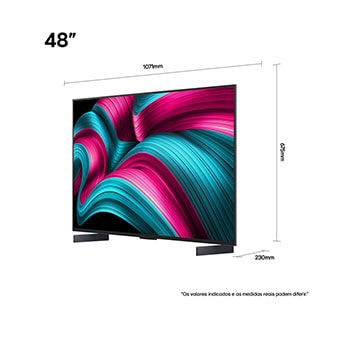 Sala de estar com uma LG OLED TV montada na parede. A TV exibe uma cadeia de montanhas contra um céu escuro e estrelado. A cena é dividida ao meio para mostrar como a tecnologia Preto perfeito oferece níveis de preto verdadeiros, independentemente de estar claro ou escuro ao seu redor. Um lado da cena mostra uma versão mais opaca e acinzentada da paisagem, a tela denominada Preto imperfeito. Do outro lado, há uma imagem mais agradável, com uma faixa dinâmica maior de pretos e brancos. Esta é a tela denominada Preto perfeito. O logotipo de certificação também é visível: a tecnologia Preto perfeito oferece níveis de preto menores ou iguais a 0,24 nit até 500 lux. Há um balão de texto ao seu lado que diz: verifique a marca de certificação Preto perfeito.