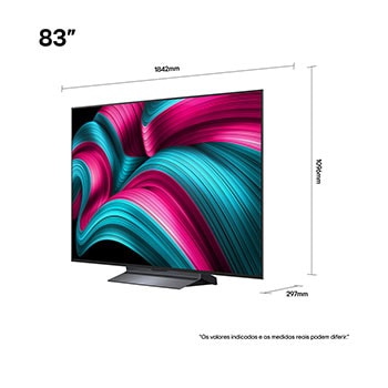 Sala de estar com uma LG OLED TV montada na parede. A TV exibe uma cadeia de montanhas contra um céu escuro e estrelado. A cena é dividida ao meio para mostrar como a tecnologia Preto perfeito oferece níveis de preto verdadeiros, independentemente de estar claro ou escuro ao seu redor. Um lado da cena mostra uma versão mais opaca e acinzentada da paisagem, a tela denominada Preto imperfeito. Do outro lado, há uma imagem mais agradável, com uma faixa dinâmica maior de pretos e brancos. Esta é a tela denominada Preto perfeito. O logotipo de certificação também é visível: a tecnologia Preto perfeito oferece níveis de preto menores ou iguais a 0,24 nit até 500 lux. Há um balão de texto ao seu lado que diz: verifique a marca de certificação Preto perfeito.