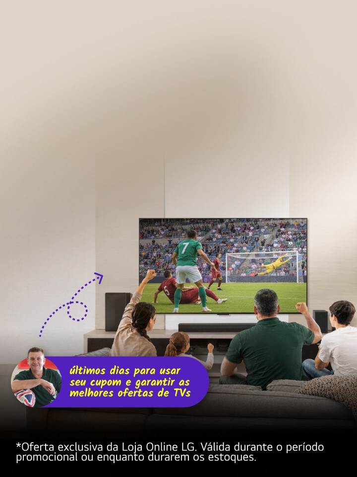 Homem com camisa amarela ao lado de produtos LG em um campo de futebol, com uma TV OLED, caixas de som, geladeiras e uma bola de futebol em destaque.