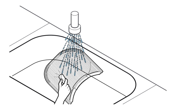 Lavagem de filtro de ar de aspirador de pó LG embaixo de uma torneira com água corrente.