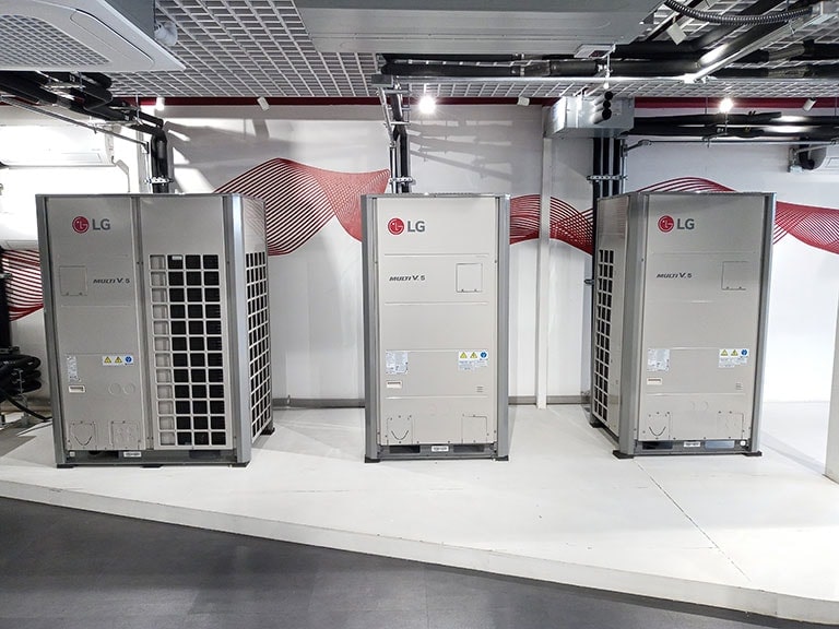 Lado a lado, três tipos distintos de unidades externas LG Multi V 5 são exibidos.