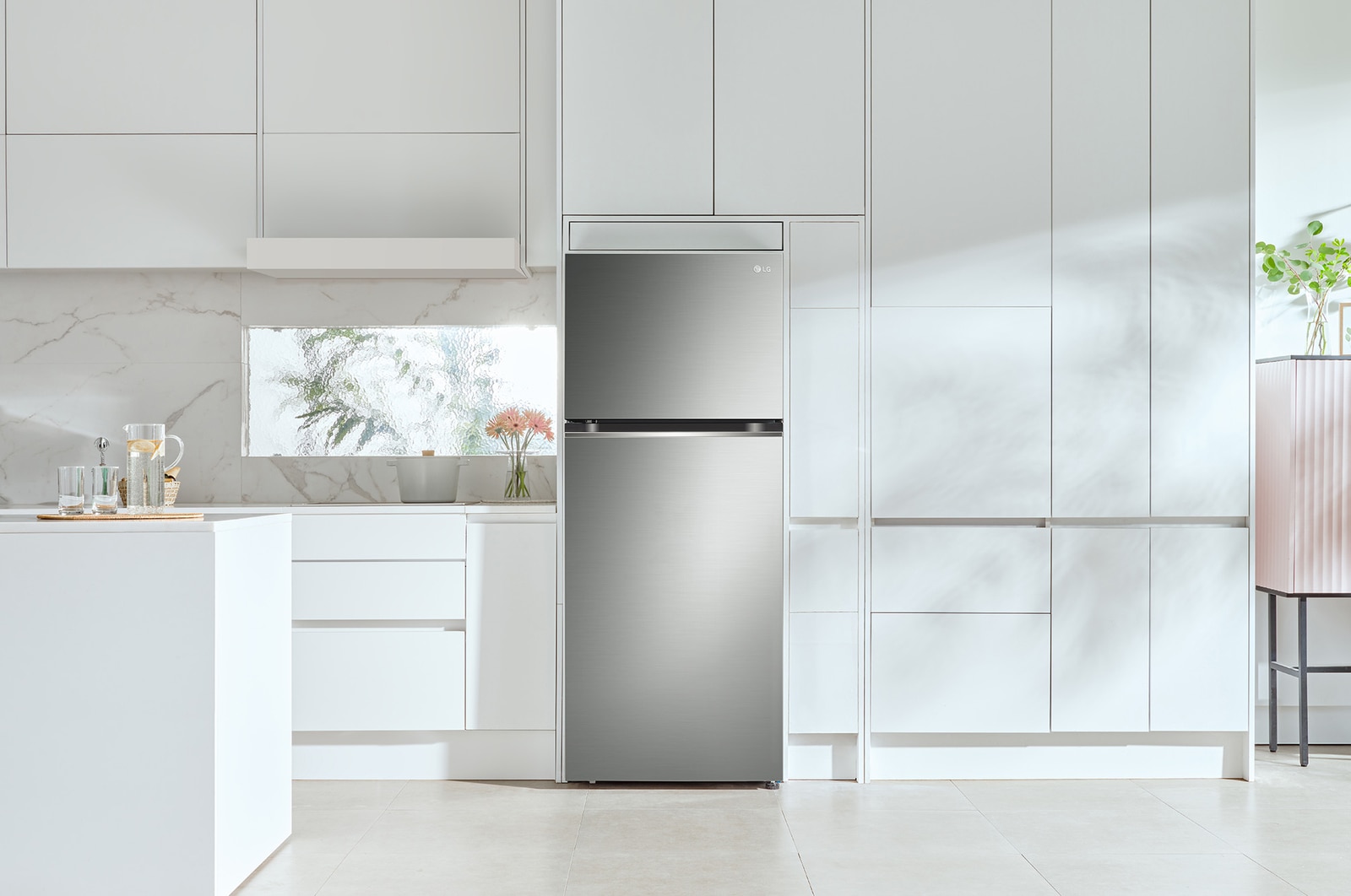 Refrigerador Top-Freezer LG GN-B372PFMB Prime Silver, integrado elegantemente em uma cozinha branca moderna e minimalista.