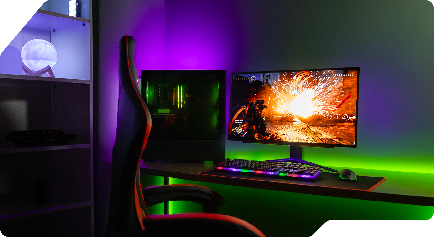 O quarto gamer de Bruno. Na mesa há um monitor de jogos LG UltraGear OLED com uma cena do Crimson Desert. Também há uma cadeira e uma prateleira.