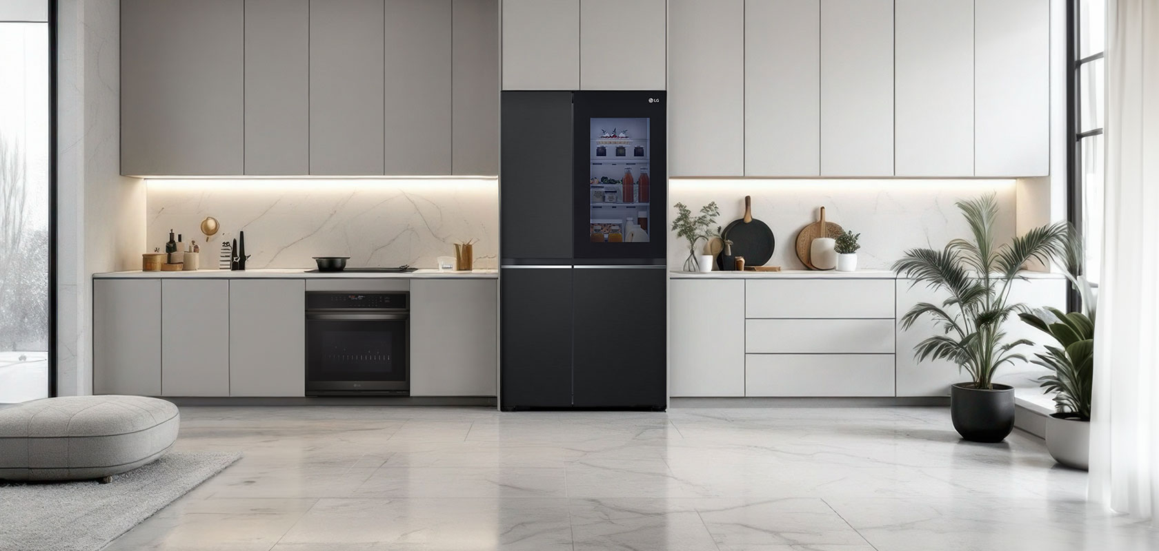 Cozinha moderna com refrigerador LG com tecnologia InstaView e design minimalista.