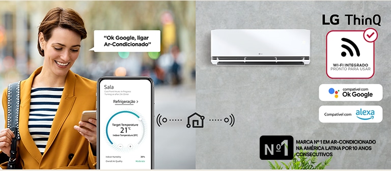 No canto esquerdo mostra a imagem de uma mulher na rua ligando por comando de voz o seu ar-condicionado de casa. Do lado direito, mostra a imagem do ar-condicionado LG com os logotipos: LG ThinQ, Wi-Fi Integrado, Google Assistente e Amazon Alexa