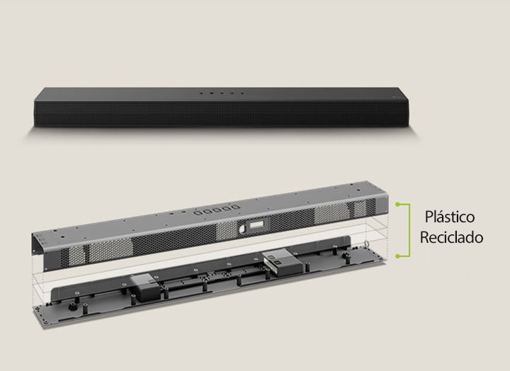 Há uma perspectiva frontal da barra de som atrás e uma representação em estrutura de metal da barra de som na frente. Uma observação inclinada da parte traseira da estrutura metálica da barra de som com as palavras “Plástico Reciclado” indicando a borda da estrutura.