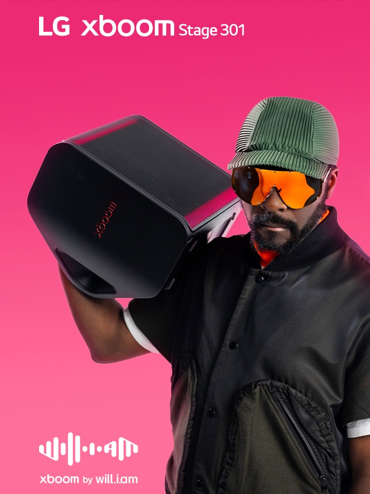 will.i.am de roupa preta e óculos de sol segurando uma LG xboom Stage301 ao lado de sua cara.