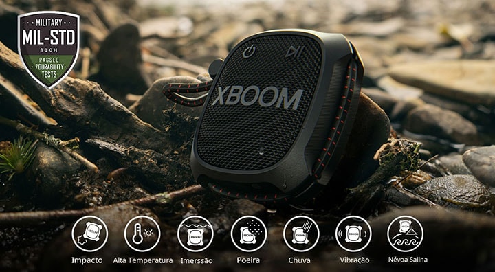 LG XBOOM Go XG2 de pé em uma pedra para mostrar o padrão militar.