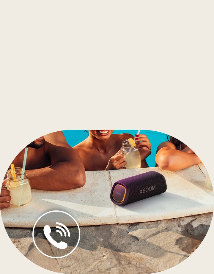 O LG XBOOM GO XG5 está posicionado ao lado de uma piscina. Três pessoas dentro dela estão falando por meio da caixa de som.