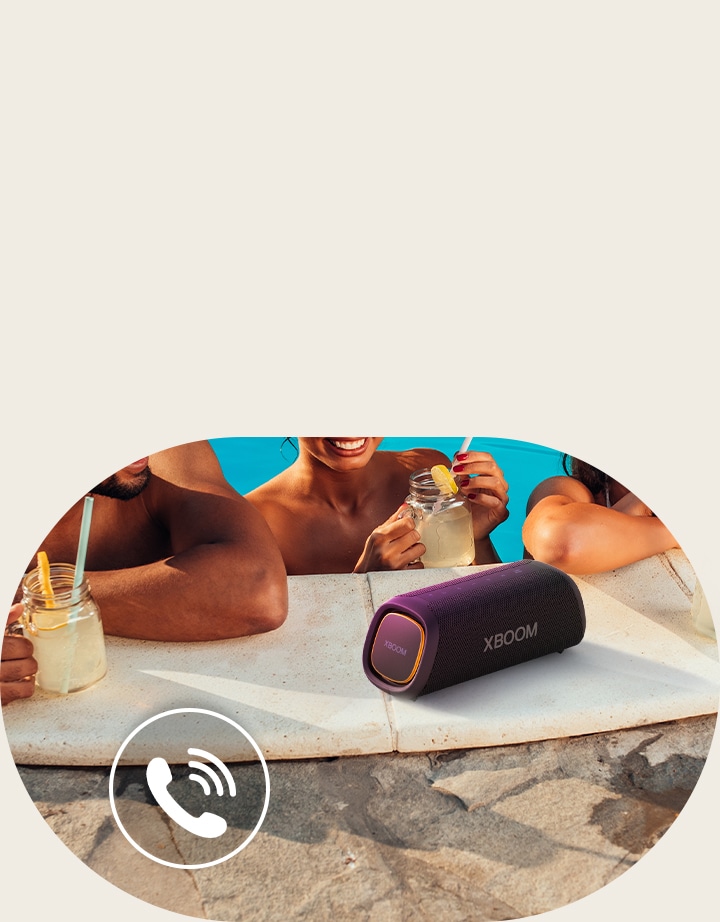 A LG XBOOM Go XG7 está posicionado ao lado de uma piscina. Três pessoas dentro dela estão falando por meio da caixa de som.