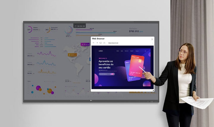 Durante a apresentação, uma mulher usa o recurso do navegador de internet, pesquisa em tempo real e compartilha os resultados com outras pessoas.