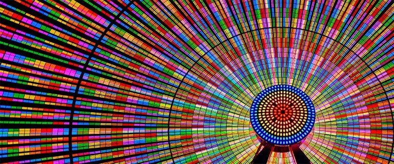 Roda Gigante de Seattle com iluminação brilhante em várias cores