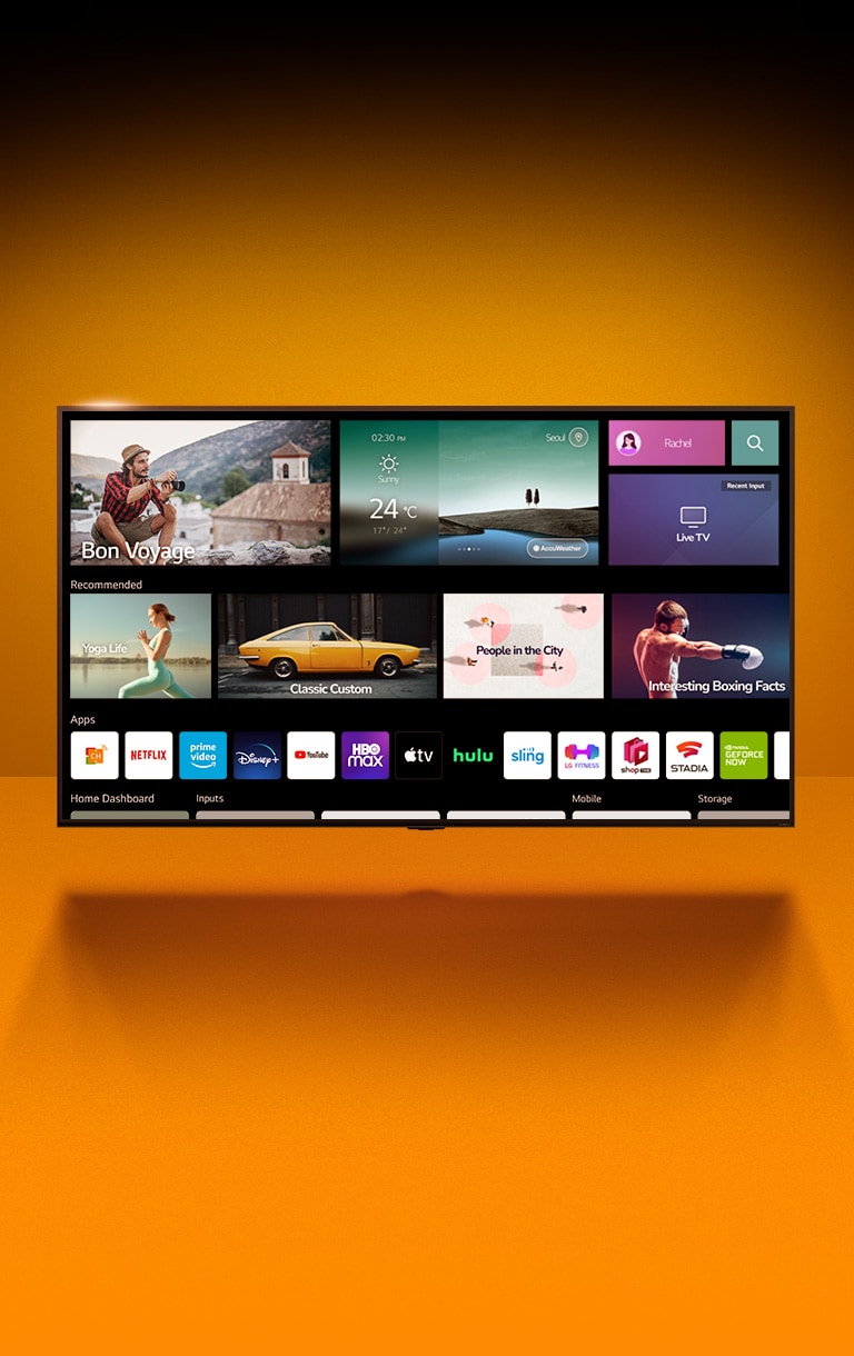 A TV está em frente a uma parede laranja. A TV mostra a tela inicial com listas de aplicativos em destaque.