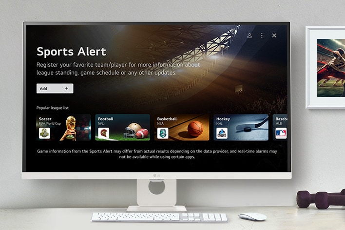 A tela do monitor inteligente colocada na mesa exibe a tela do SPORTS APP.