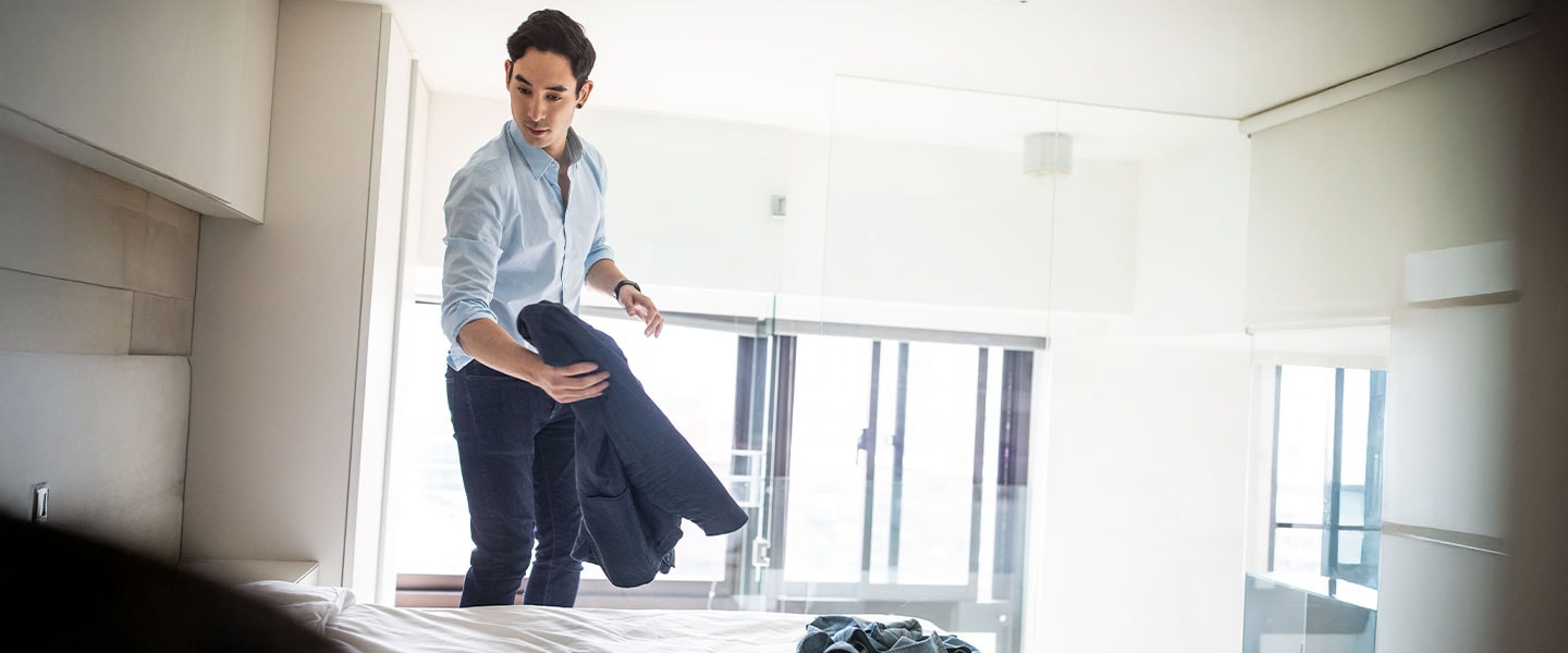 Esta é uma imagem de uma lavadora de roupas em uma lavanderia.