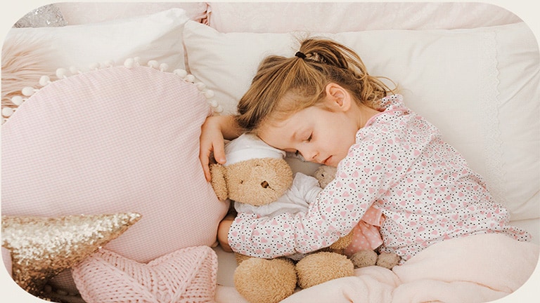 Imagem mostrando criança dormindo com ursinho de pelúcia