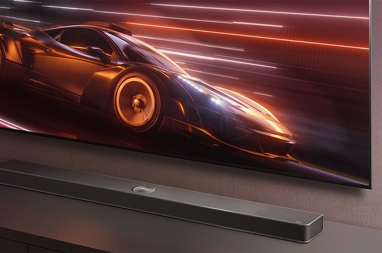 LG Soundbar e LG TV são exibidos juntos. Um jogo de carros de corrida é exibido na tela.