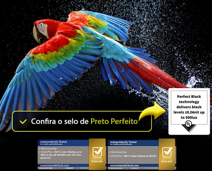 Um papagaio colorido em ultra-alta definição sobre um fundo preto. Gotas de água estão suspensas no ar ao seu redor. A imagem demonstra a tecnologia Cores perfeitas, com as diferentes tonalidades do corpo do papagaio vibrantes e nítidas. Diferentes logotipos de certificações UL e Intertek são exibidos. Eles se referem a 100% de fidelidade de cores e 100% de volume de cores. Também é visível o texto: verifique a marca de certificação Cores perfeitas.