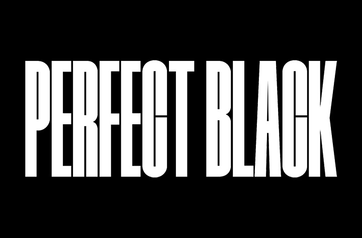 As palavras 'PERFECT BLACK' em branco sobre fundo preto desaparecem enquanto uma imagem detalhada de três dragões negros aparece com bom contraste.