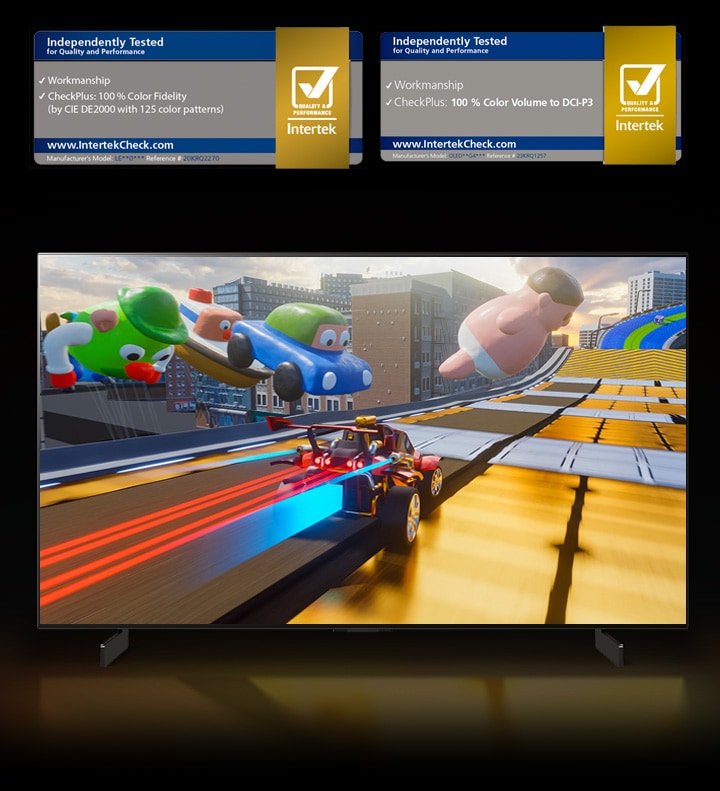 Uma cena colorida de um carro de corrida de brinquedo acelerando na pista em um mundo de brinquedos. Dois certificados diferentes de 100% de fidelidade de cores e 100% de volume de cores para DCI-P3 são mostrados acima.