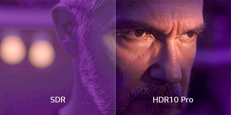 Uma imagem em close do rosto de um homem em tela dividida é mostrada em uma sala sombria e em tons de roxo. Na tela à esquerda o texto “SDR” é exibido, e a imagem está borrada. Na tela à direita o texto “HDR10 Pro” é exibido e a imagem é clara e bem definida.