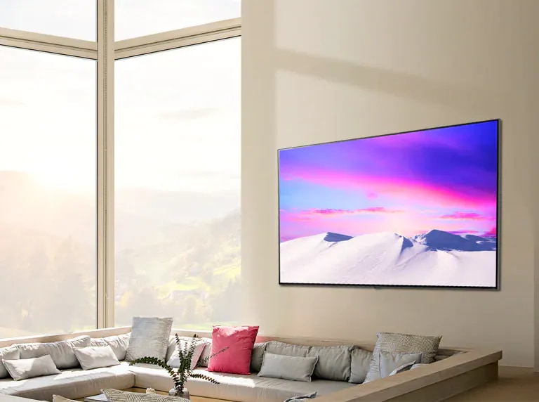 Cena mostrando uma TV LG NanoCell grande e fina pendurada na parede.