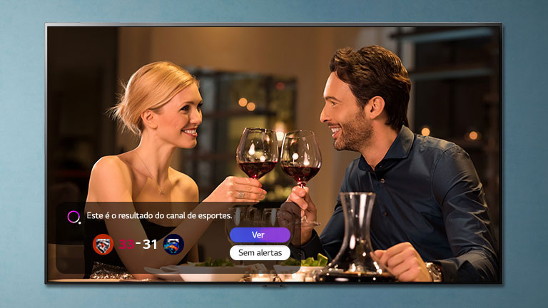 Um homem e uma mulher brindando em uma tela de TV enquanto há notificações de alertas esportivos