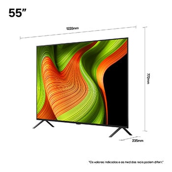 Sala de estar com uma LG OLED TV montada na parede. A TV exibe uma cadeia de montanhas contra um céu escuro e estrelado. A cena é dividida ao meio para mostrar como a tecnologia Preto perfeito oferece níveis de preto verdadeiros, independentemente de estar claro ou escuro ao seu redor. Um lado mostra uma versão mais opaca e acinzentada da paisagem, denominada Tela desbotada. Do outro lado, há uma imagem mais agradável, com uma faixa dinâmica maior de pretos e brancos. Esta é a tela denominada Preto perfeito. O logotipo de certificação também é visível: a tecnologia Preto perfeito oferece níveis de preto menores ou iguais a 0,24 nit até 500 lux. Há um balão de texto ao seu lado que diz: verifique a marca de certificação Preto perfeito.