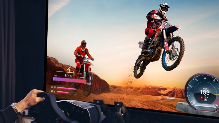 Primeiro plano de um jogador com um jogo de corrida de bicicleta na tela da TV.
