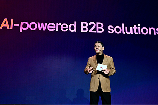 Palestrante apresentando soluções B2B impulsionadas por AI no palco do evento da LG