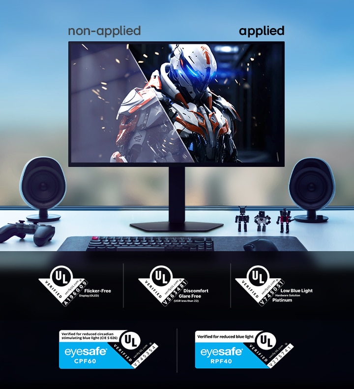 Monitor LG UltraGear 27GX790B em uma configuração de mesa exibindo uma comparação lado a lado rotulada como 'não aplicado' e 'aplicado', mostrando diferentes estados visuais de um personagem armado de ficção científica. A mesa inclui alto-falantes, teclado, miniaturas, um controle, uma torre de PC e fones de ouvido. Na parte inferior há vários selos de certificação UL para ausência de cintilação, brilho desconfortável, baixa emissão de luz azul e certificações Eyesafe.