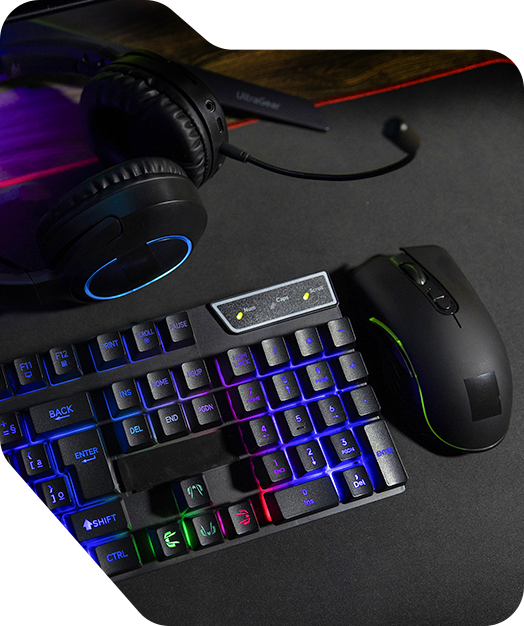 Equipamento gamer com teclado, mouse, headset e mousepad.