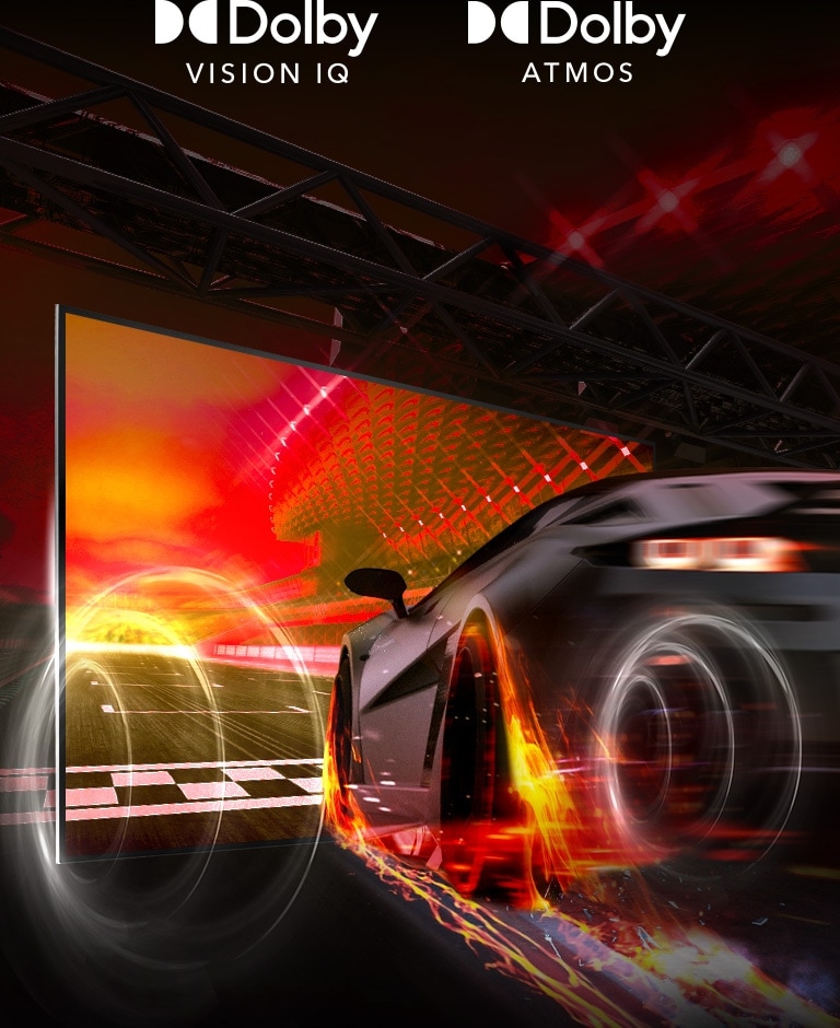 Um carro de corrida em disparada está entrando na TV QNED, e há uma visualização do efeito sonoro. Os logotipos Dolby Vision IQ e Dolby Atmos estão presentes