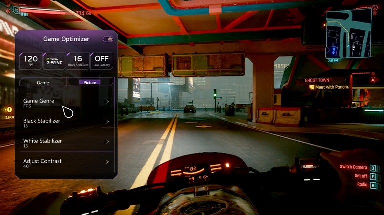 Vista em primeira pessoa de uma moto sendo conduzida no jogo. O pop-up do otimizador de jogo está no lado esquerdo, e os cliques do mouse no gênero do jogo mudam o gênero para RPG