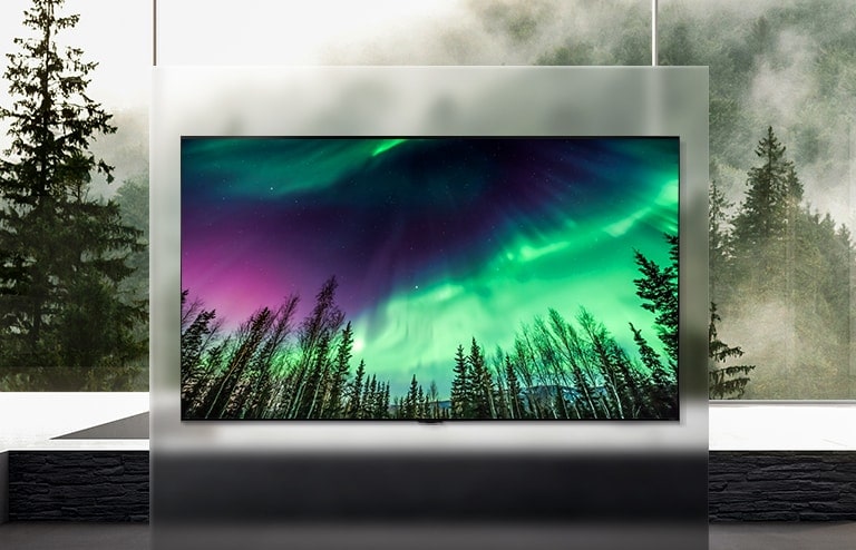A TV QNED está colocada numa ampla sala de estar, com a tela exibindo uma aurora boreal esverdeada.