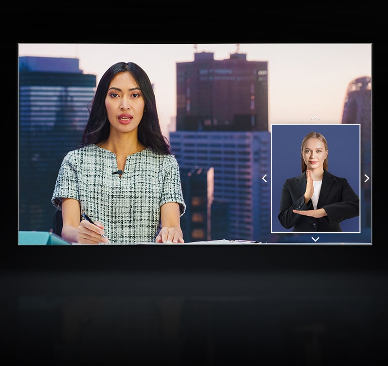 A tela da TV exibe uma cena de notícia e no canto inferior direito há uma grande tela mostrando a linguagem de sinais.