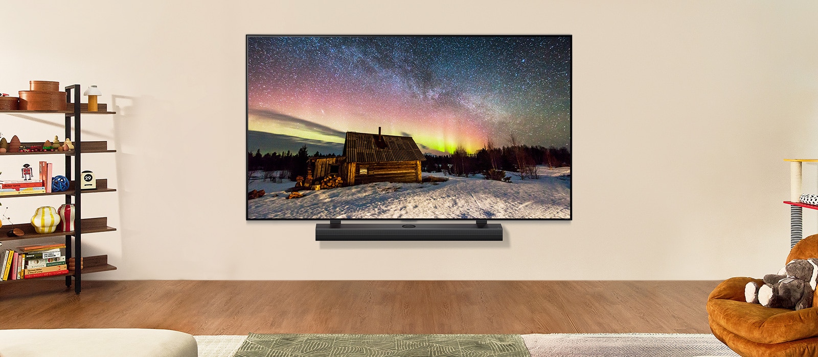 Uma TV LG e uma Soundbar da LG em uma sala de estar moderna durante o dia. A imagem de uma aurora boreal é exibida na tela com os níveis ideais de brilho.