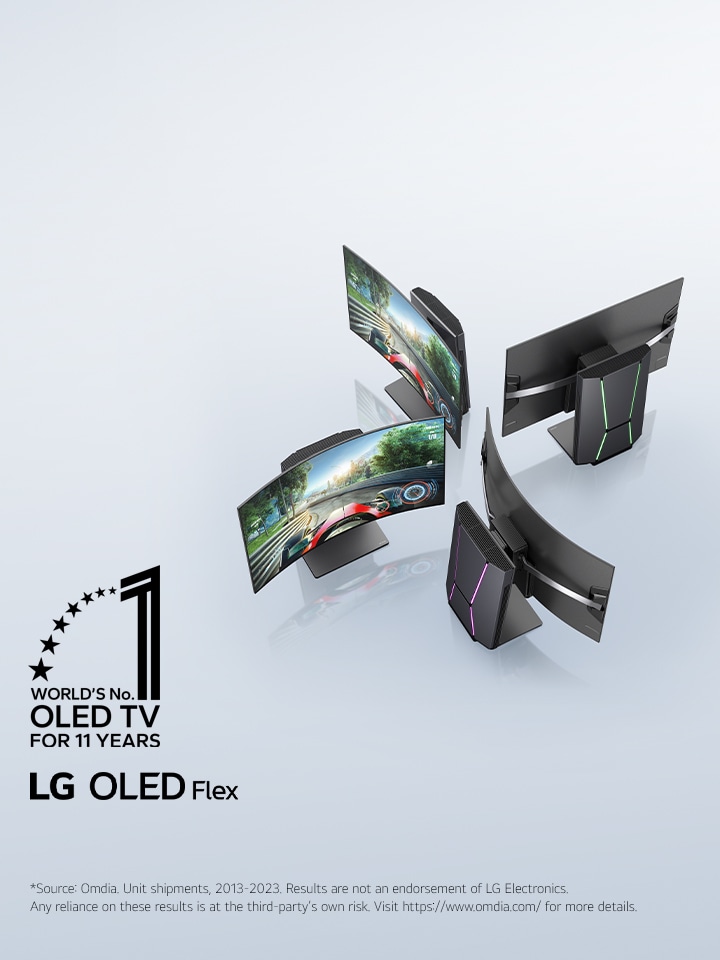 Quatro TVs OLED Flex da LG lado a lado em um ângulo de 45 graus. Cada um tem um nível diferente de curvatura. Duas TVs são vistas de frente com um jogo de corrida na tela e duas são vistas de trás exibindo o Fusion Lighting.
