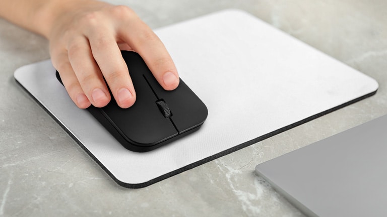 The lightweight gram mouse with a stable grip provides a comfortable operation experience.