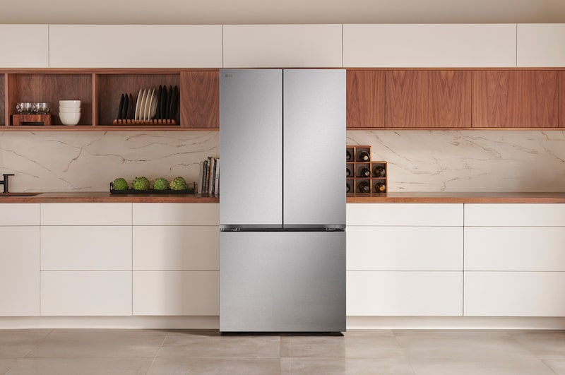 The PrintProof™ Stainless Steel LG 33-inch 25 cu.ft. French Door Refrigerator LF25S6200S, shown installed in a modern kitchen.