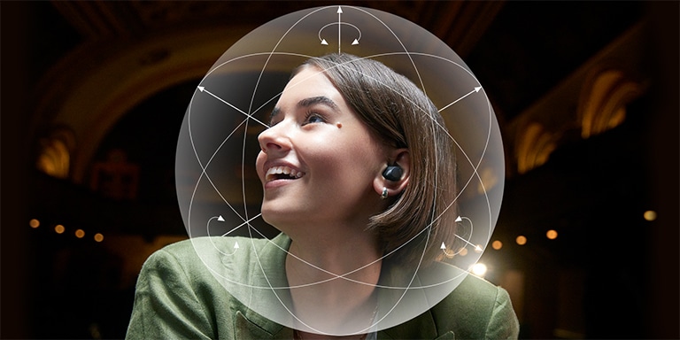 A women wearing T80S is smiling. An illustrative sphere is shown around her head to emphasize the Dolby Head tracking™ feature.