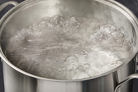 Boiling pot of water on LG’s UltraHeat™ induction element, delivering 4,300 watts of power for fast boiling and flexible simmering—ideal for soups and sauces.