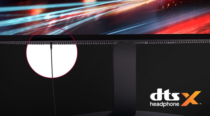 The 4-pole headphone cord is connected to the monitor.