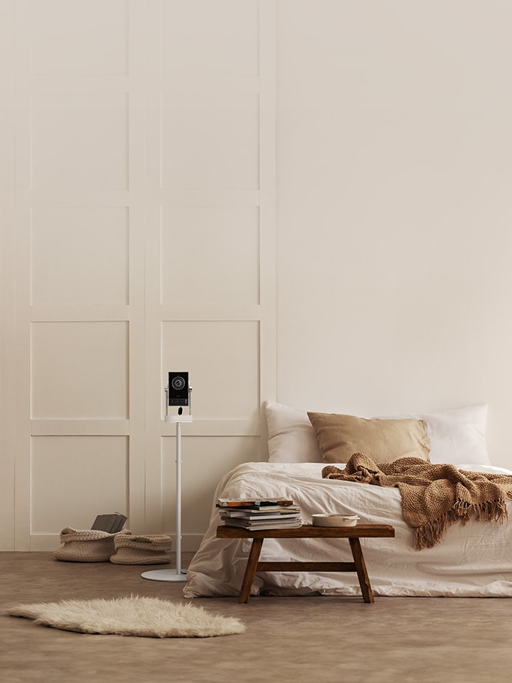 CineBeam Q stand CQS710PB displayed images at bedroom.