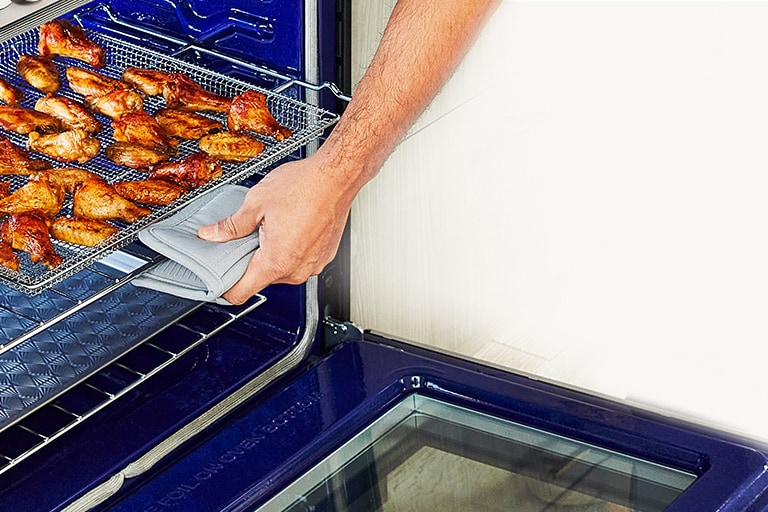 https://www.lg.com/content/dam/channel/wcms/ca_en/images/wall-ovens/wcep6427f_brsllca_enci_ca_en_c/features/m-0055_WCEP6427F_CombiOven_AirFry_04.jpg