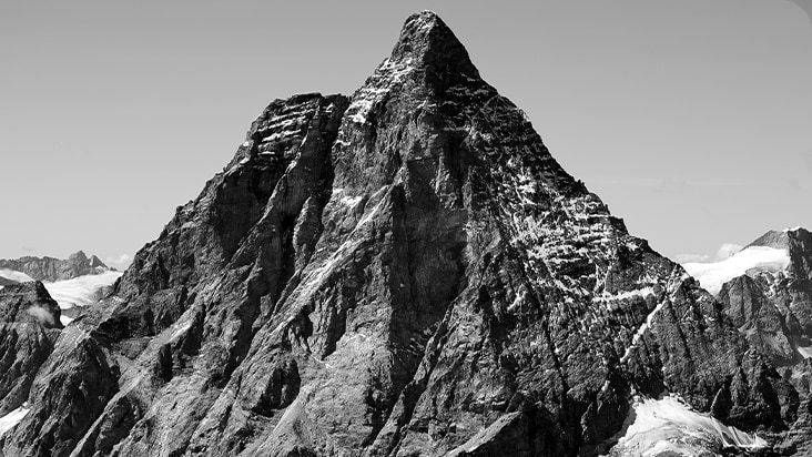 A black&white image of a mountain with 1000:1 contrast ratio to show its black color expression compared to that of 2000:1 contrast ratio.