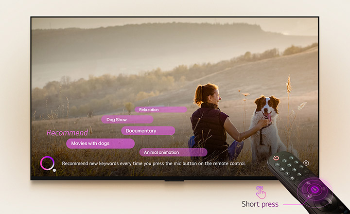 Un LG TV affiche l'image d'une femme et d'un chien dans un vaste champ. Le texte « Recommandez de nouveaux mots-clés à chaque fois que vous appuyez sur la touche micro de la télécommande » s'affiche au bas de l'écran, à côté d'un graphique en forme de cercle rose et violet. Les barres roses indiquent les mots-clés suivants : Films avec des chiens, exposition de chiens, documentaire, relaxation, animation d'animaux. Devant LG TV, la télécommande LG Magic est orientée vers le téléviseur et des cercles concentriques violet fluo entourent le bouton du micro. À côté de la télécommande, l'image d'un doigt appuyant sur un bouton et le texte « Appui court » s'affichent.