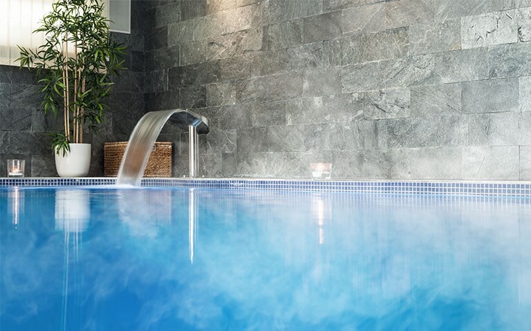 Piscine et salle de bain1