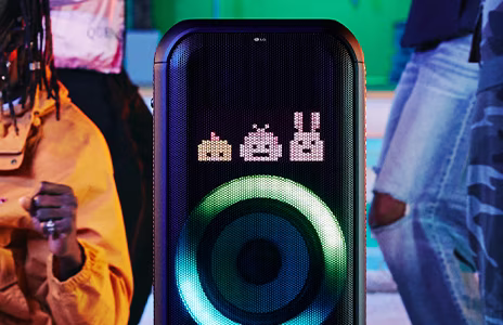 Image de XBOOM avec téléphone intelligent pour montrer la connectivité